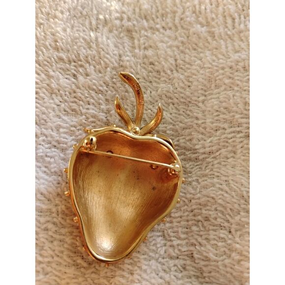 Vintage Crown TRIFARI Signed Gold Tone Strawberry Brooch Pin Figural Fruit - Picture 2 of 2